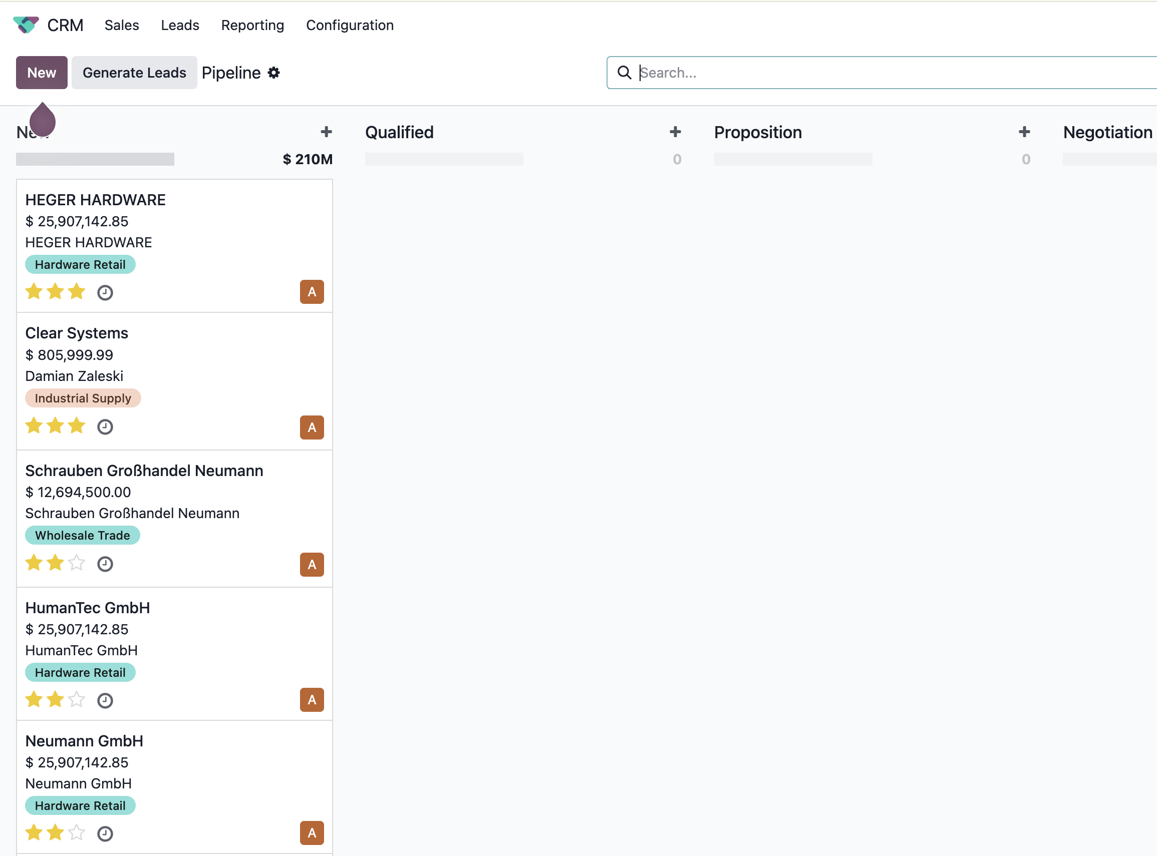 Objevené leady v Odoo CRM pipeline s hodnotami obchodů a štítky odvětví